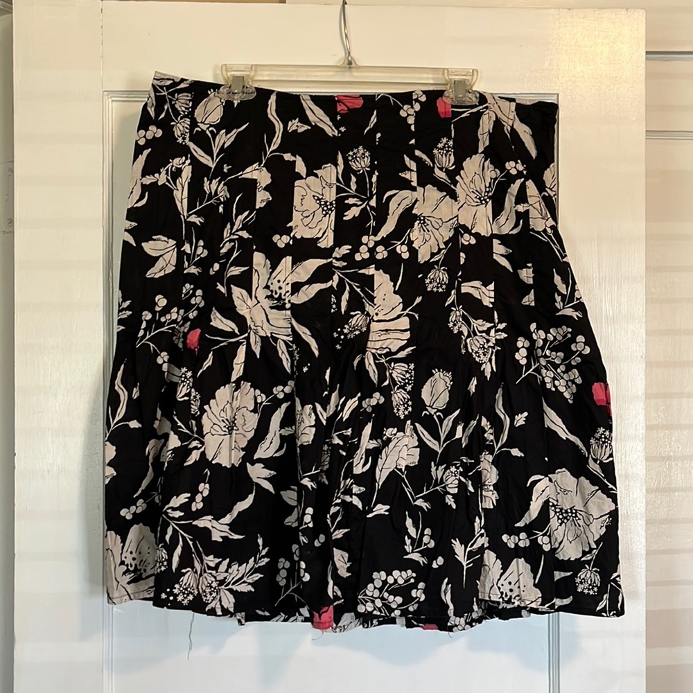Fun floral skirt for work or play. Like new! Old Navy size 16.